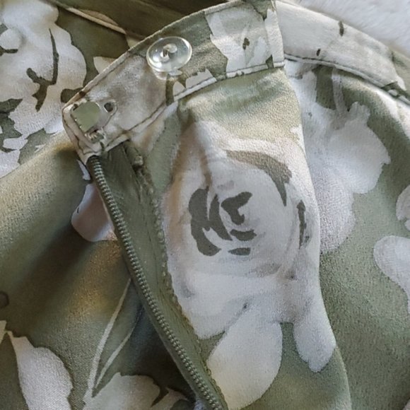 Embassy Row sage green floral skirt. 100% silk. Size 8 petite - Picture 4 of 6